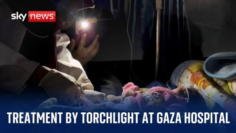 Medizinische Versorgung mit Taschenlampen in einem Krankenhaus in Gaza, in dem 13 Säuglinge an einem einzigen Tag an Unterernährung starben".